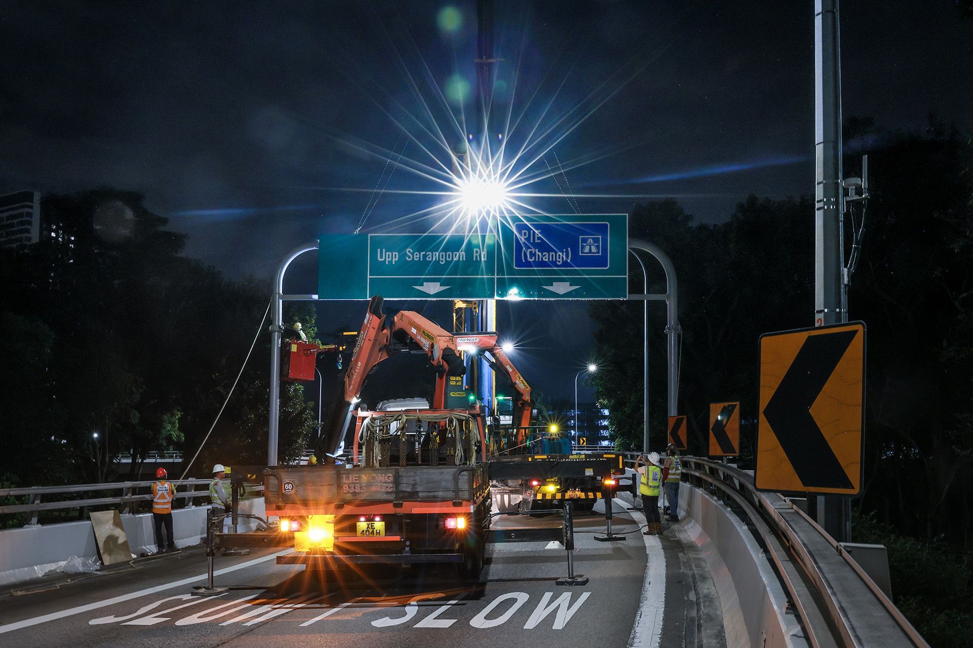 The new gantry is lifted into position and set onto its pedestals.
